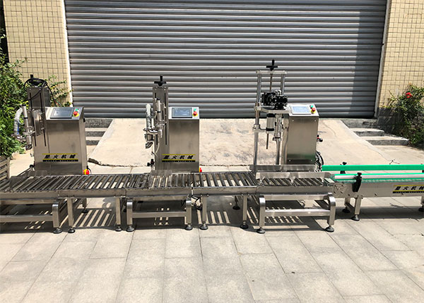 全自動(dòng)辣椒醬生產(chǎn)流水線設(shè)備實(shí)拍圖